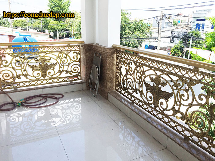 Mẫu lan can hoa lá tay nhẹ nhàng